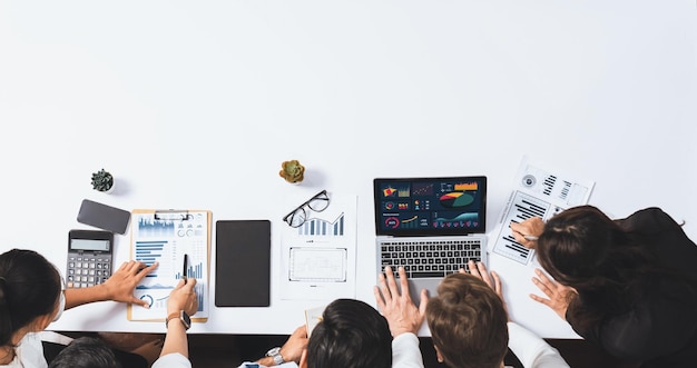 Команда фінансових експертів працює з даними